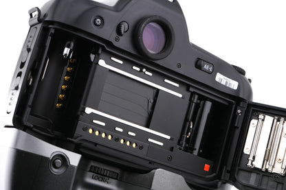 Nikon F90X + batteria MB-10