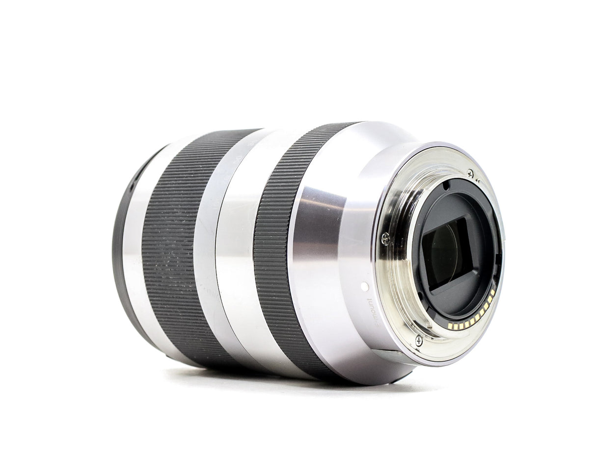 Sony E 18-200mm f/3.5-6.3 OSS