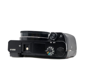 Sony Alpha A6000 - segunda mano - excelente estado - detalle 3 de 4 - SKU 3790417 - Camera Market
