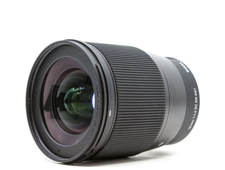 Sigma 16mm f/1.4 DC DN Contemporary - Sony E Fit - segunda mano - excelente estado - detalle 2 de 3 - SKU 3785999 - Camera Ma